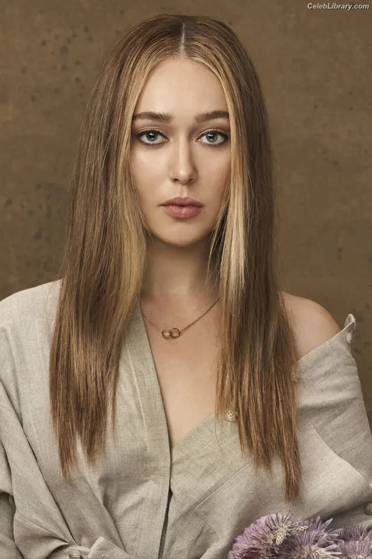 Alycia Debnam Carey photo 17 of 1336