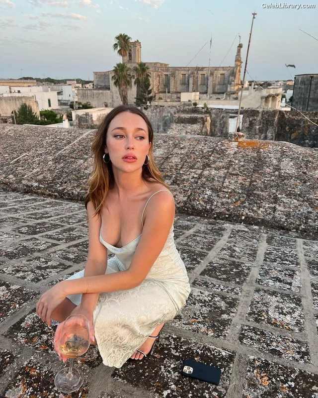 Alycia Debnam Carey photo 21 of 1336