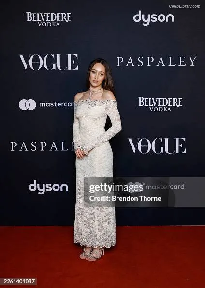 Alycia Debnam Carey photo 7 of 1336