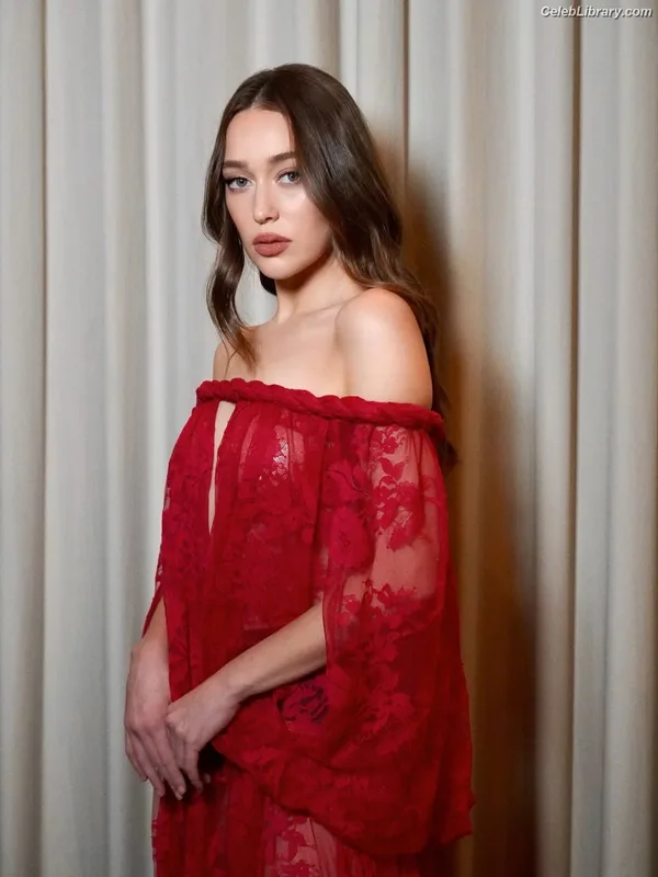Alycia Debnam Carey photo 8 of 1336