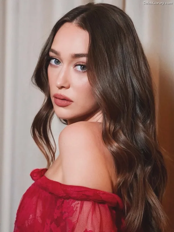 Alycia Debnam Carey photo 9 of 1336