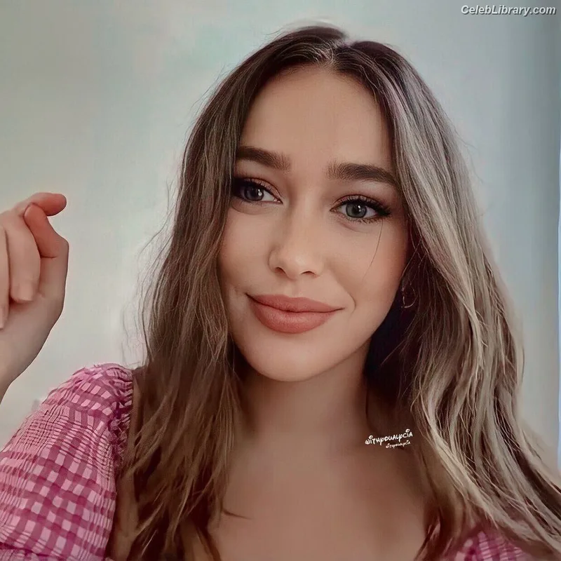 Alycia Debnam Carey photo 12 of 1336