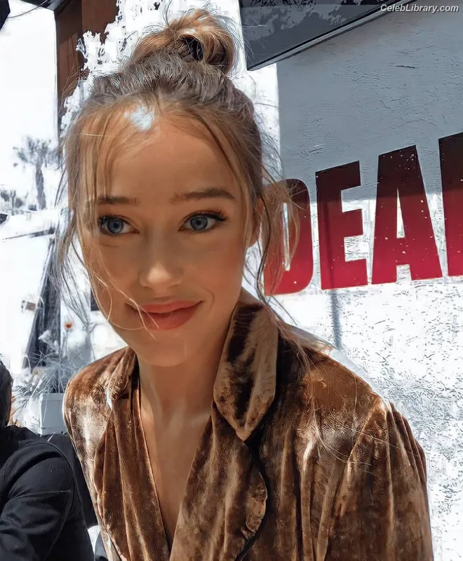 Alycia Debnam Carey photo 13 of 1336