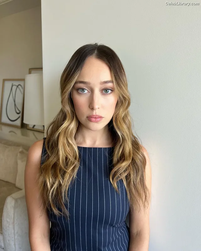 Alycia Debnam Carey photo 1 of 1336