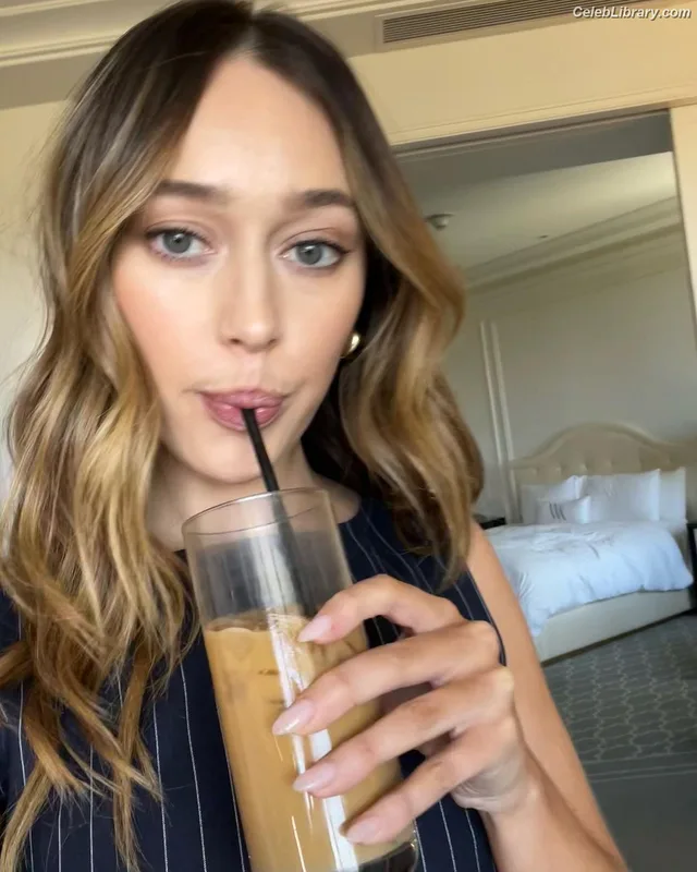 Alycia Debnam Carey photo 2 of 1336