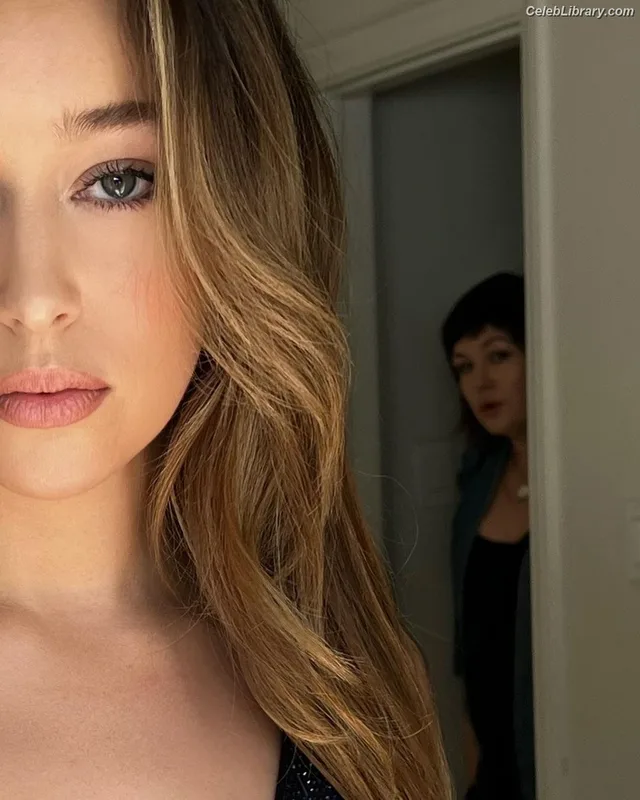 Alycia Debnam Carey photo 9 of 1336