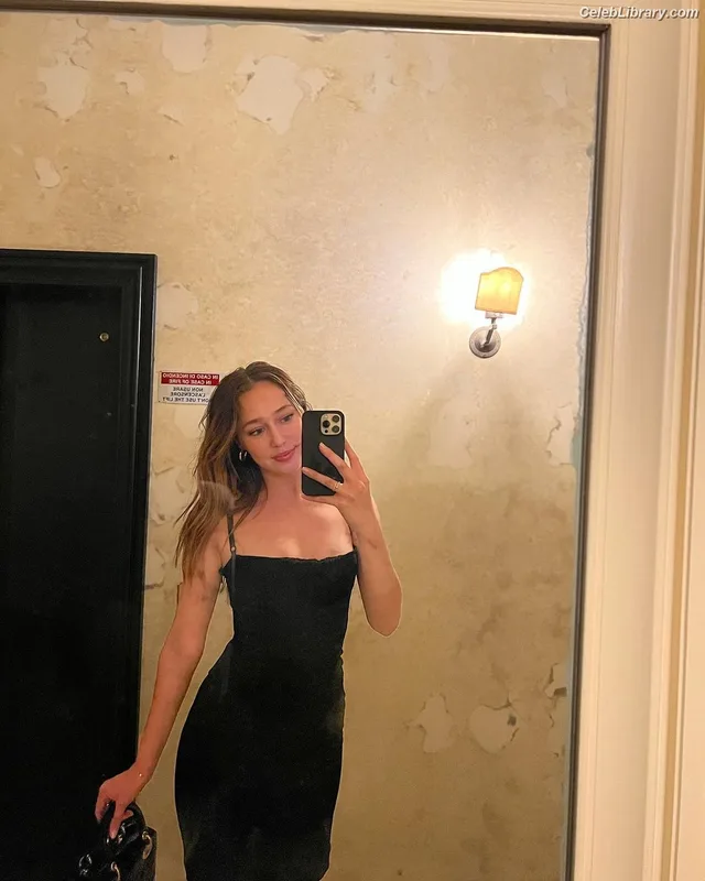 Alycia Debnam Carey photo 21 of 1336
