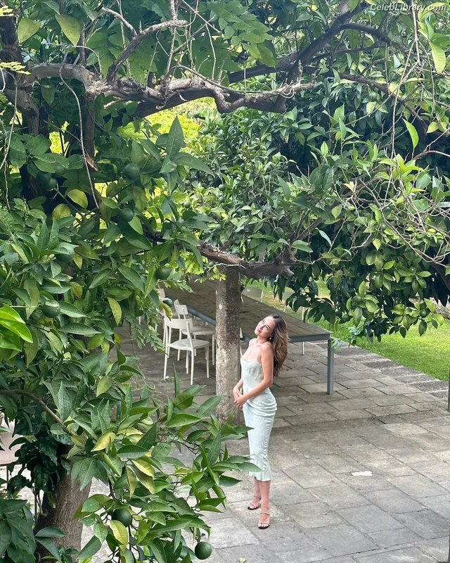Alycia Debnam Carey photo 1 of 1336