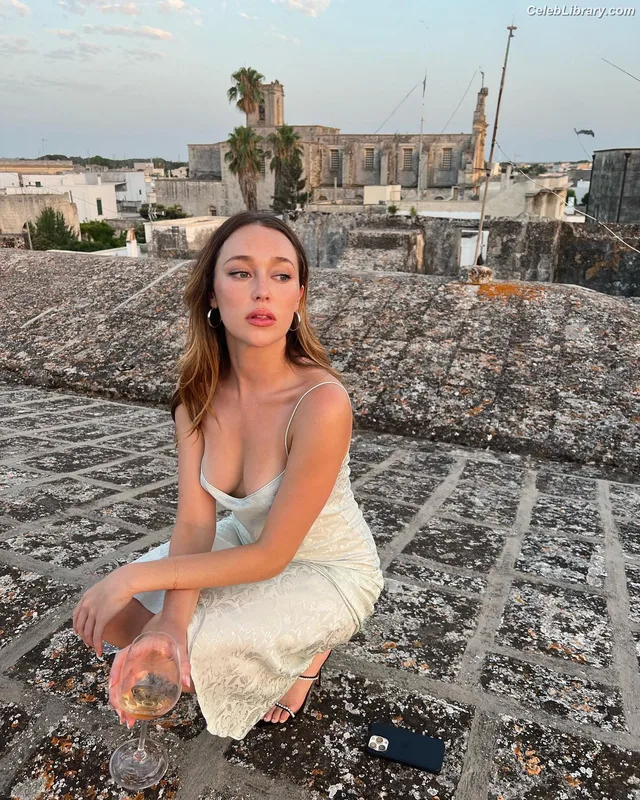 Alycia Debnam Carey photo 4 of 1336
