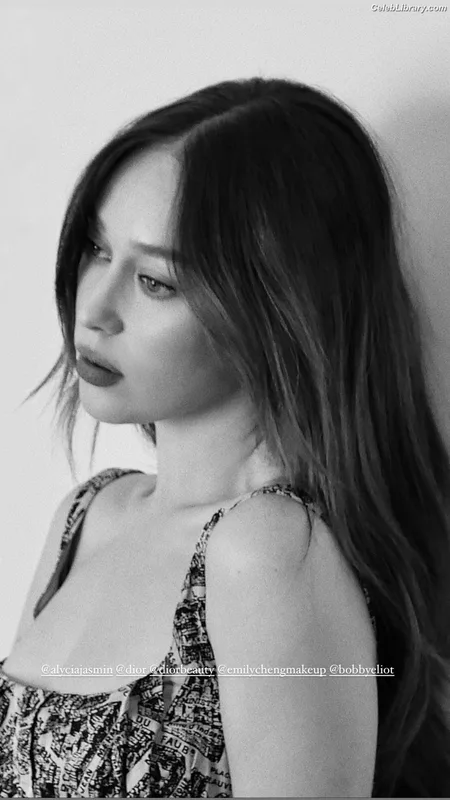 Alycia Debnam Carey photo 22 of 1336