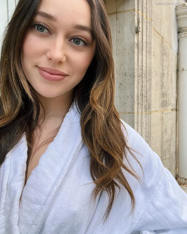 Alycia Debnam Carey photo 4 of 1336