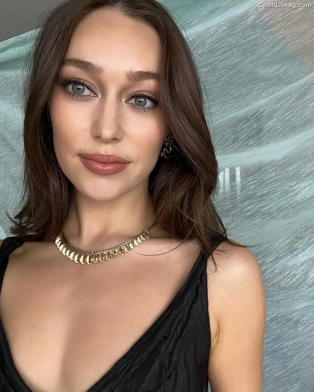 Alycia Debnam Carey photo 1 of 1336