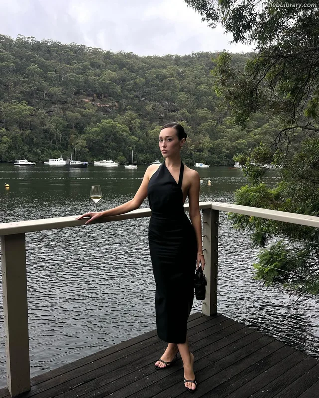 Alycia Debnam Carey photo 7 of 1336