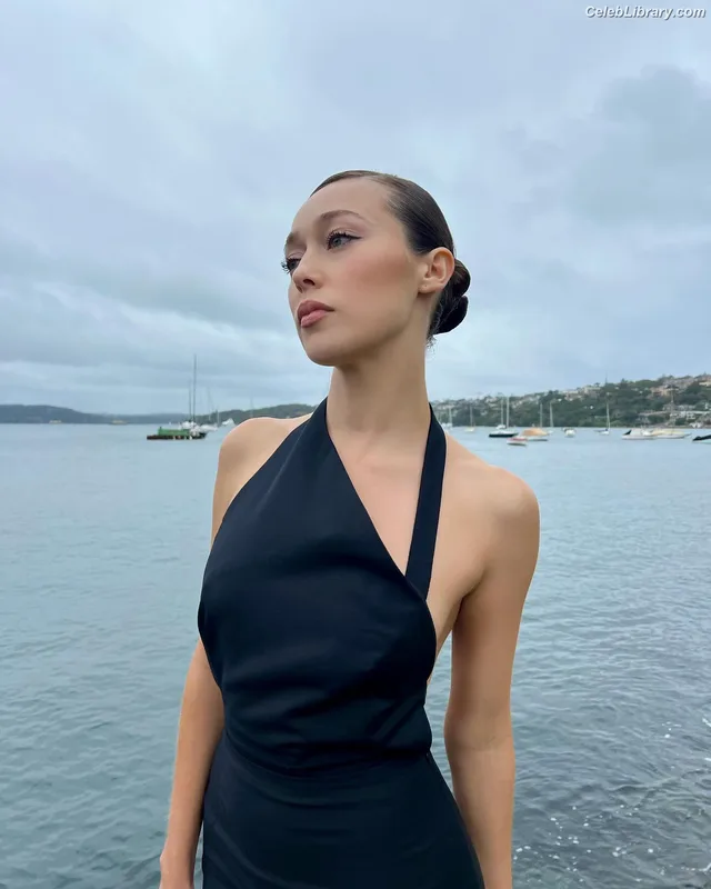 Alycia Debnam Carey photo 8 of 1336