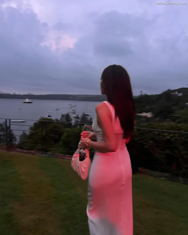 Alycia Debnam Carey photo 1 of 1336