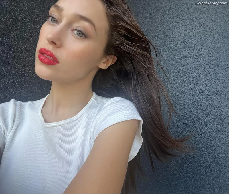 Alycia Debnam Carey photo 7 of 1336