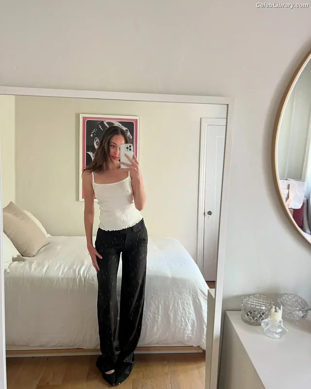 Alycia Debnam Carey photo 1 of 1336