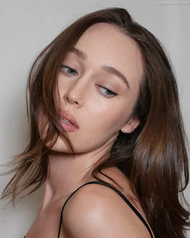 Alycia Debnam Carey photo 5 of 1336