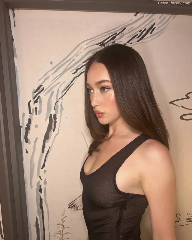 Alycia Debnam Carey photo 10 of 1336