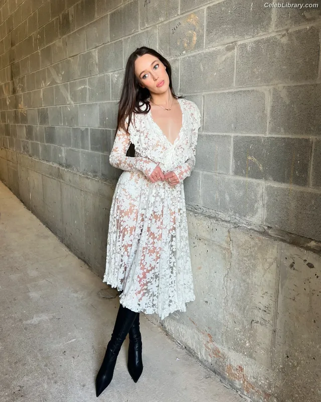 Alycia Debnam Carey photo 3 of 1336