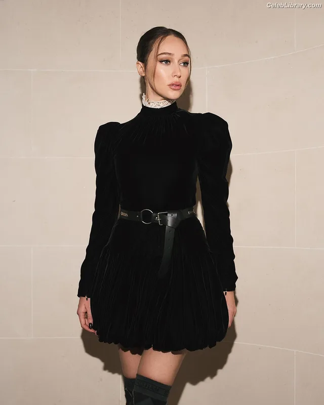 Alycia Debnam Carey photo 1 of 1336