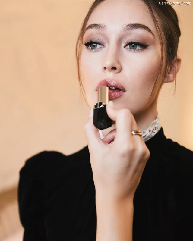 Alycia Debnam Carey photo 5 of 1336