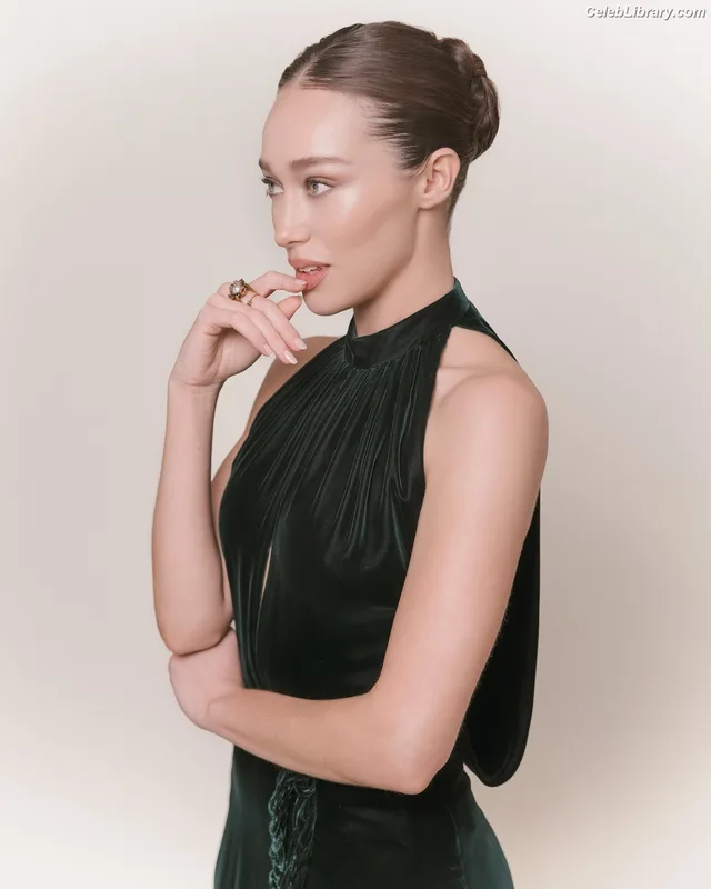Alycia Debnam Carey photo 16 of 1336