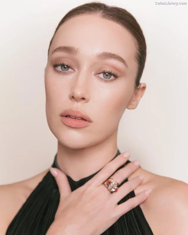 Alycia Debnam Carey photo 19 of 1336