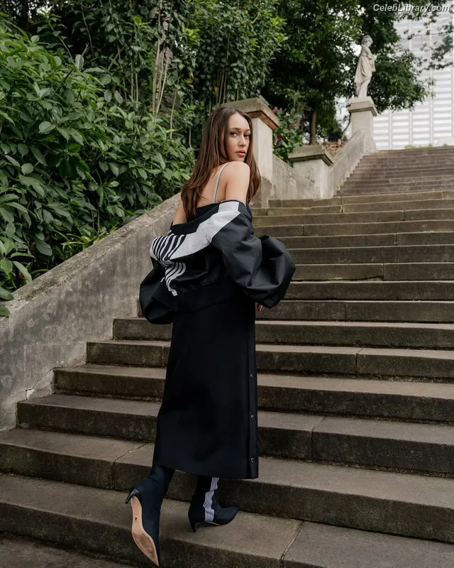 Alycia Debnam Carey photo 1 of 1336