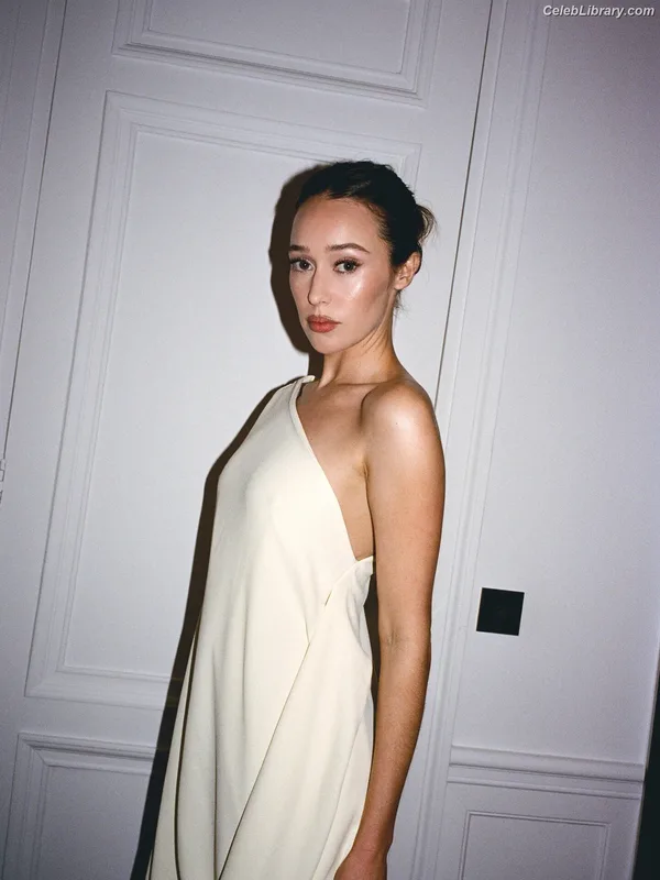 Alycia Debnam Carey photo 7 of 1336