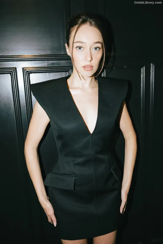 Alycia Debnam Carey photo 3 of 1336