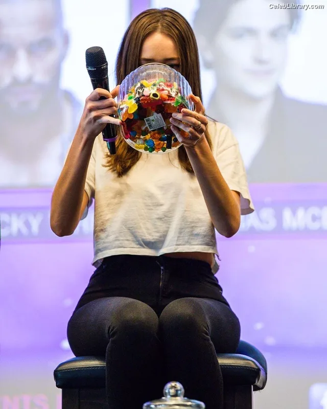 Alycia Debnam Carey photo 5 of 1336