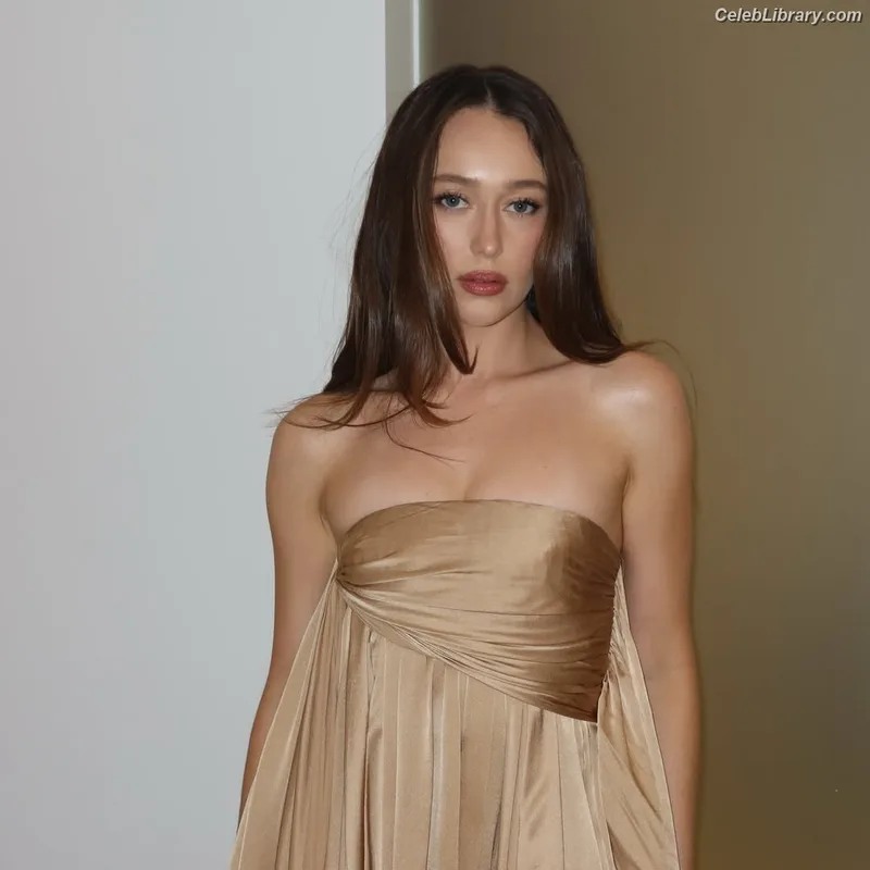 Alycia Debnam Carey photo 7 of 1336