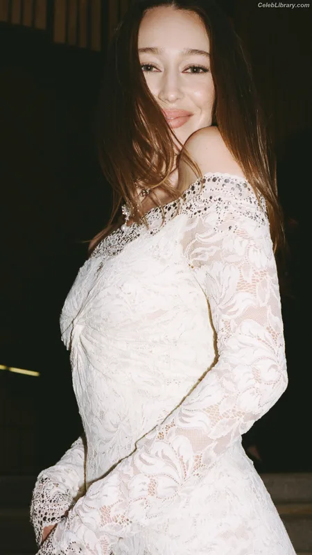 Alycia Debnam Carey photo 13 of 1336