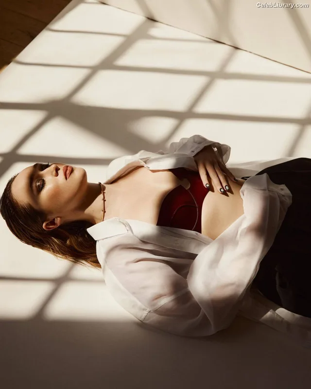 Alycia Debnam Carey photo 2 of 1336