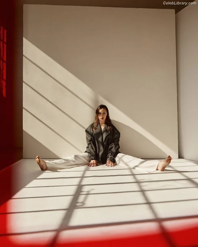 Alycia Debnam Carey photo 3 of 1336