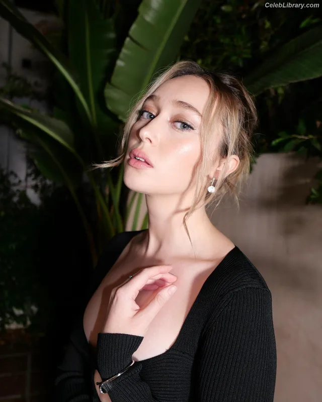 Alycia Debnam Carey photo 22 of 1336