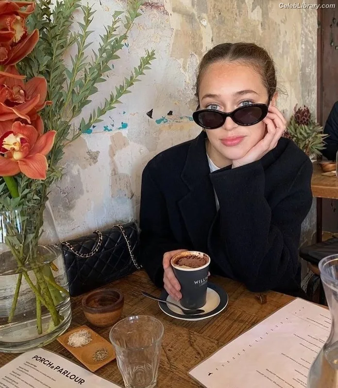 Alycia Debnam Carey photo 2 of 1336