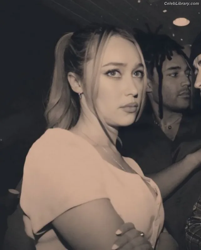 Alycia Debnam Carey photo 6 of 1336