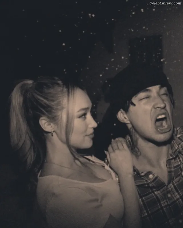 Alycia Debnam Carey photo 8 of 1336