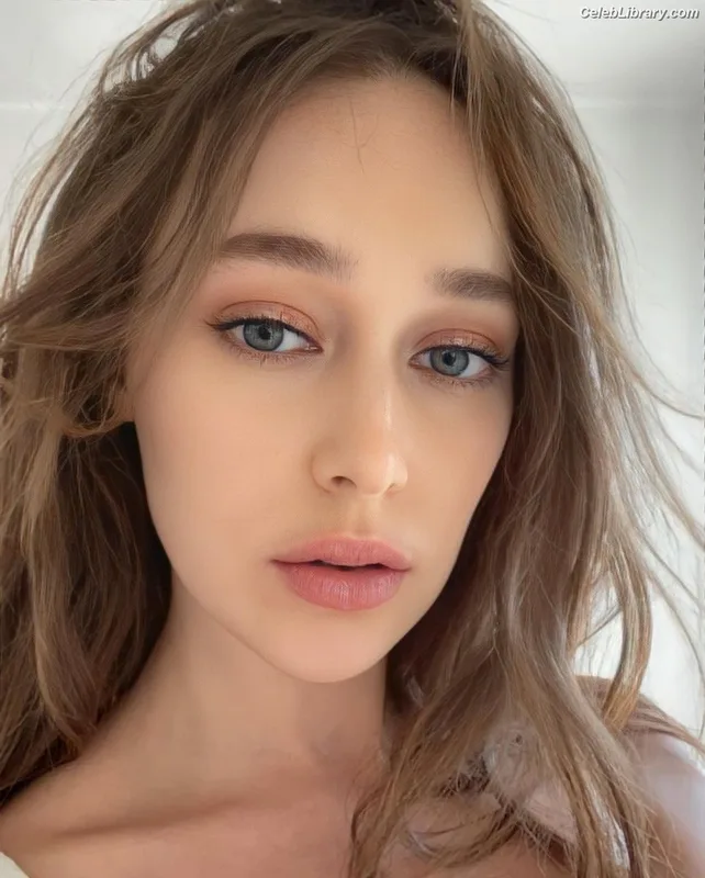 Alycia Debnam Carey photo 1 of 1336
