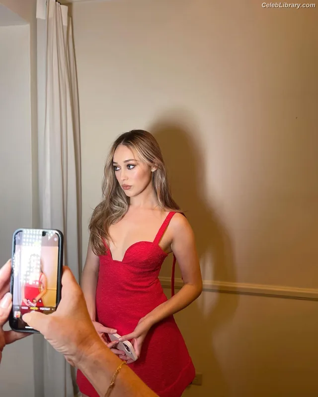 Alycia Debnam Carey photo 2 of 1336