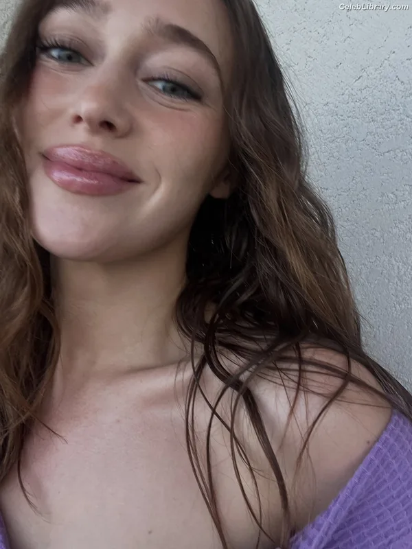 Alycia Debnam Carey photo 11 of 1336