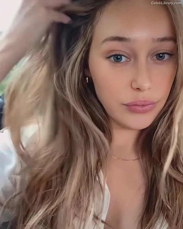 Alycia Debnam Carey photo 1 of 1336