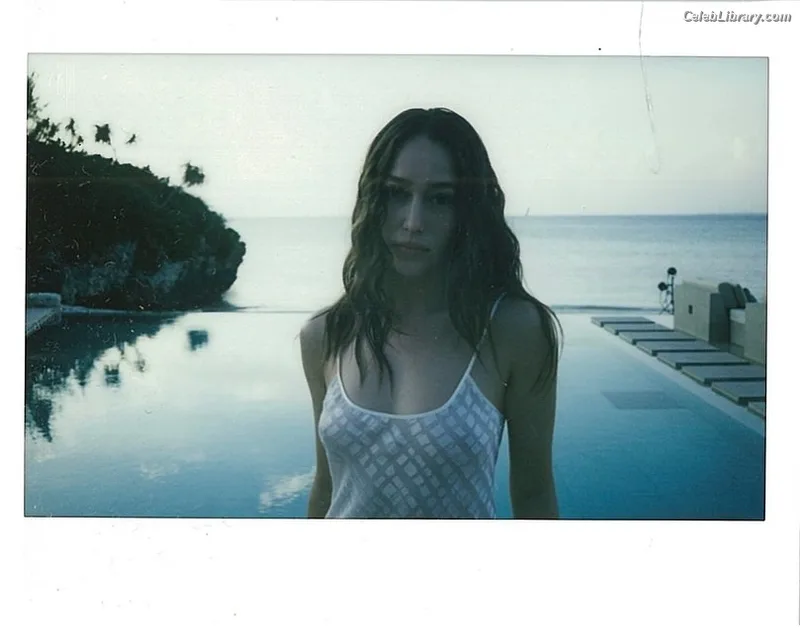 Alycia Debnam Carey photo 2 of 1336