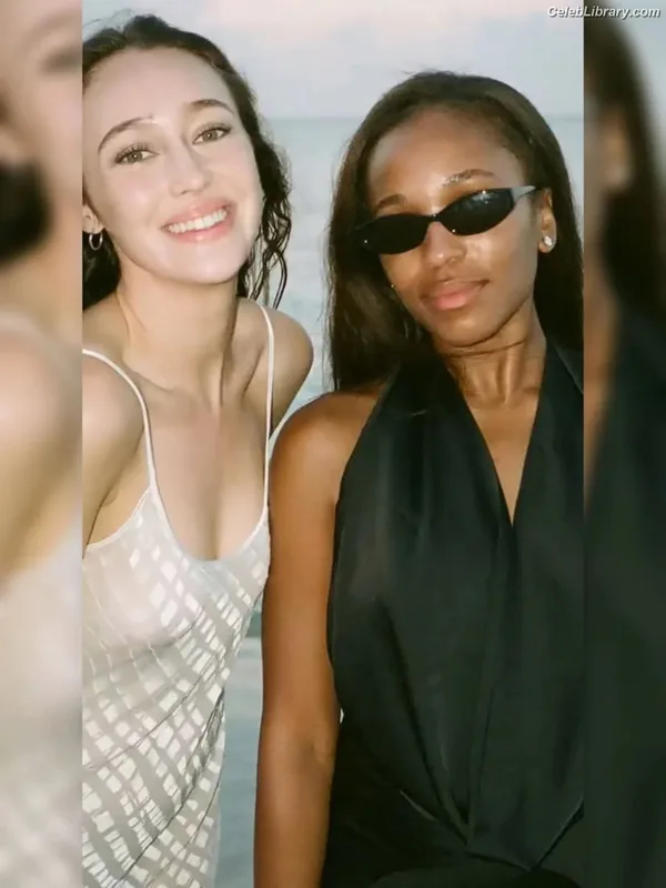 Alycia Debnam Carey photo 7 of 1336
