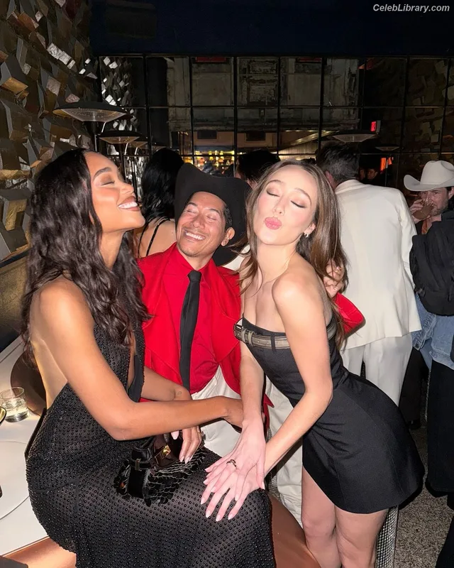 Alycia Debnam Carey photo 23 of 1336
