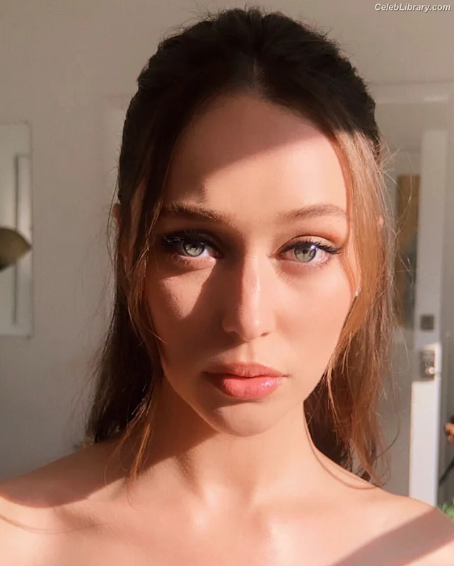 Alycia Debnam Carey photo 5 of 1336