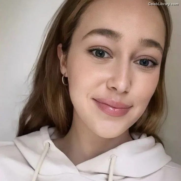 Alycia Debnam Carey photo 6 of 1336
