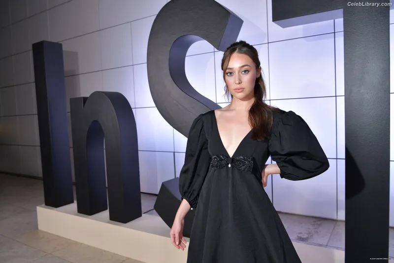 Alycia Debnam Carey photo 10 of 1336